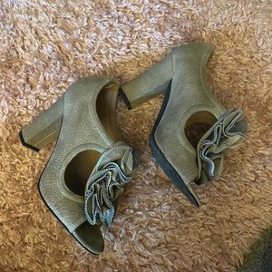 Ruffle front heels Miss Albright